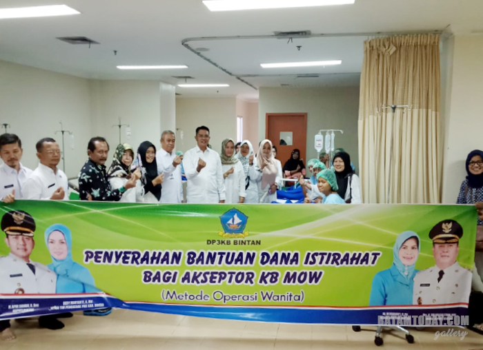 Foto bersama dalam kegiatan operasi gratis MOW (Metode Operasi Wanita)